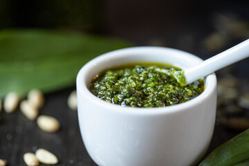 selbstgemachtes grünes Pesto aus Bärlauch, Öl, Knoblauch und Pinienkerne für Nudeln