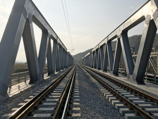 Fototapeta na wymiar Puente metálico de ferrocarril en el tramo Sighisoara-Atel-Micasasa
