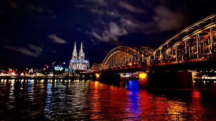 Obraz premium Kölner Dom mit Brücke 