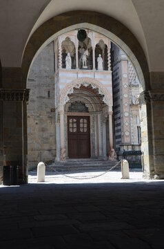Bergamo, Basilica di Santa Maria Maggiore, Piazza Duomo, esterni uno