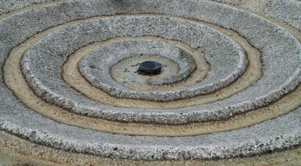 Fuente de agua en espiral sobre el suelo de la plaza del Consejo de Brasov utilizada por palomas y otros animales para beber. Rumanía.