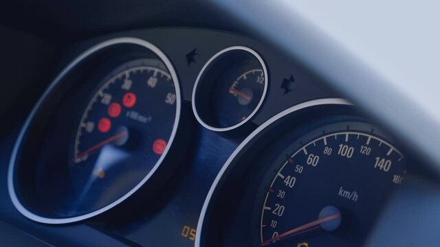 The driver inserts the ignition key into the ignition switch, turns it and starts the engine, on the dashboard the tachometer arrow moves, the fuel arrow shows a full tank and the engine operation sen