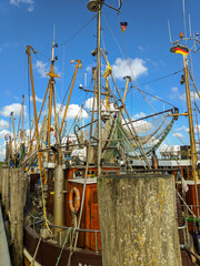 Fischkutter und Netze im Hafen 