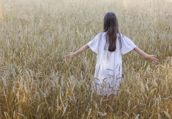 Fotobehang zomervakantie, vakantie en mensenconcept - gelukkig jong meisje in witte jurk op graanveld © Albert Ziganshin