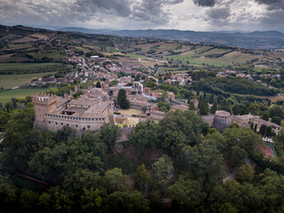 Fototapeta na wymiar Italia agosto 2020: vista aerea del castello di Gradara in provincia di pesaro e urbino nella regione marche