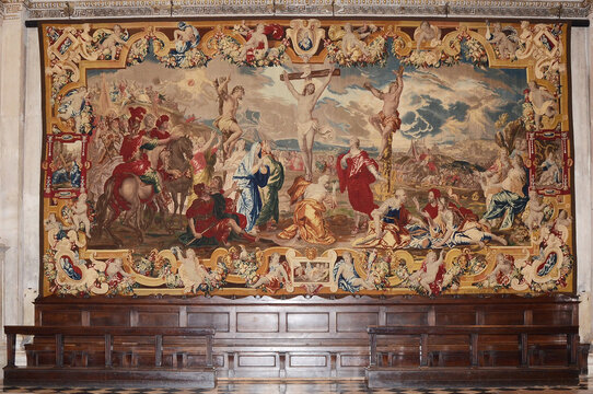 Bergamo, Basilica di Santa Maria Maggiore, rocefisso Ligneo e Arazzo Fiammingo.