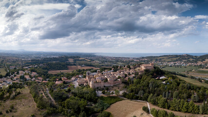 Italia, Agosto 2020: vista aerea panoramica del borgo di Gradara con castello in provincia di...