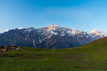 Fototapeta na wymiar Beautiful View of Himalayas mountains peak from kheerganga,bunbuni,himachal pradesh