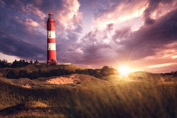 Leuchtturm auf Insel Amrum bei dramatischen Sonnenuntergang