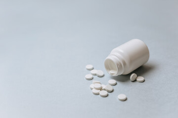 White pills on the doctor's table. Medicine concept. Research on prescribing the dose of medicinal...