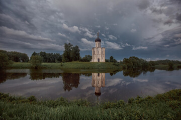 Obraz premium Church of Intercession on the Nerlin the rainy spring evening. Russia. View from the lake 