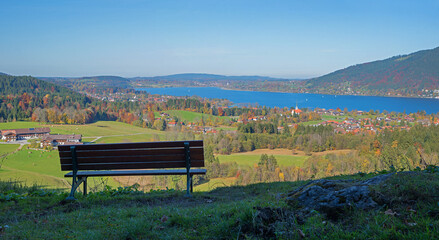 Obraz premium lookout point with bench, lake view tegernsee, bavarian landscape