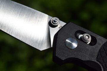Middle part of folding knife with axis-lock and stepped thumb stud 