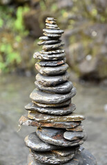 torre de piedras en un rio