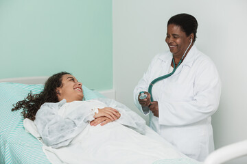 Fototapeta premium doctor diagnosing patient