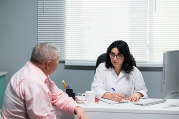 Obraz premium Professional doctor receiving a patient in her office.