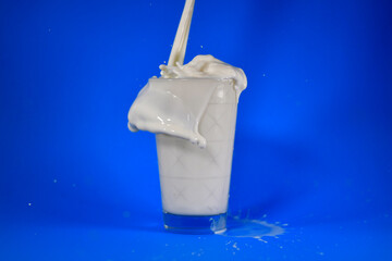cold milk, leche,