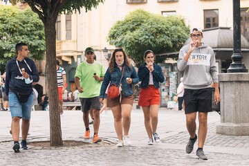 Obraz premium young teenagers enjoying and drinking ice cream walking down the street