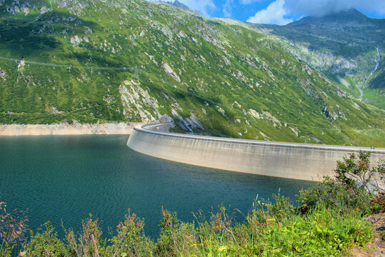 Staudamm auf dem Lukmanierpass in der Schweiz 30.7.2020