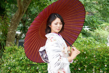 和傘をさす和服姿の女性