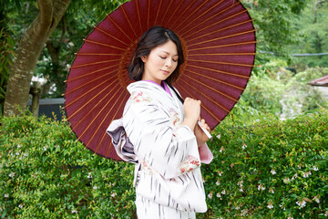 和傘をさす和服姿の女性