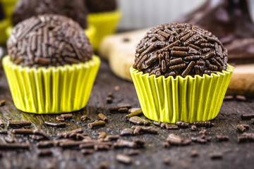 The brigadeiro is a typical sweet of Brazilian cuisine, with its presence at birthday parties. He is also known in Rio Grande do Sul by the name of negrinho