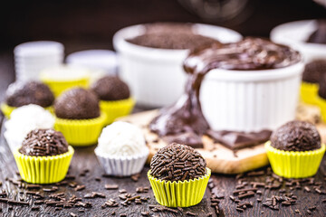 The brigadeiro is a typical sweet of Brazilian cuisine, with its presence at birthday parties. He is also known in Rio Grande do Sul by the name of negrinho