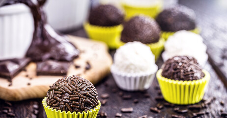 The brigadeiro is a typical sweet of Brazilian cuisine, with its presence at birthday parties. He is also known in Rio Grande do Sul by the name of negrinho