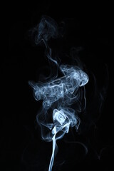 Dym z kadzidła na czarnym tle - obrazy, fototapety, plakaty