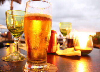 Cerveza en un restaurante playero