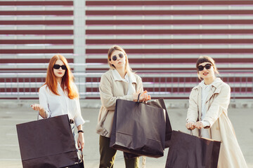Obraz premium Young women with bags in hands posing for the camera