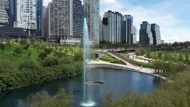 Descubriendo el skyline y el lago artificial del Parque la Mexicana, en Santa Fe Ciudad de M&eacute;xico.