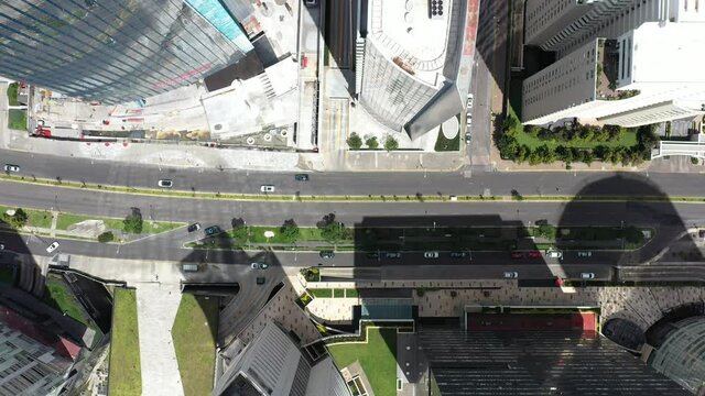 Vista a&eacute;rea cenital sobre Av. Santa Fe, al poniente de la CDMX, con autos circulando y la base de los edificios de vivienda y oficina de la zona.