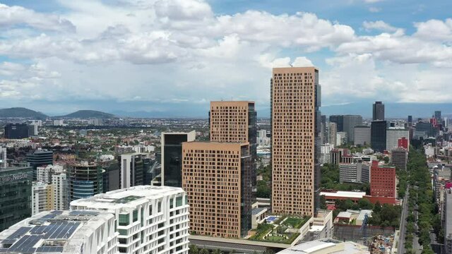 Vista a&eacute;rea revelando el skyline de Polanco y Ejercito Nacional, en la Ciudad de M&eacute;xico, el drone elev&aacute;ndose lentamante con un cielo azul y nublado como fondo.