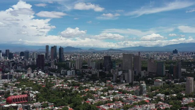 Espectacular vista a&eacute;rea de la Ciudad de M&eacute;xico, el drone sobre Polanco con vista al Paseo de la Reforma con un cielo azul como fondo