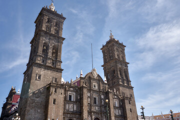 Fototapeta na wymiar Catedral en Puebla México a mediodia