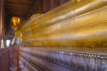golden buddha in wat pho