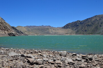 Embalse del yeso, Chile. Reserva de agua pre cordillerana que alimenta a la ciudad de Santiago de Chile