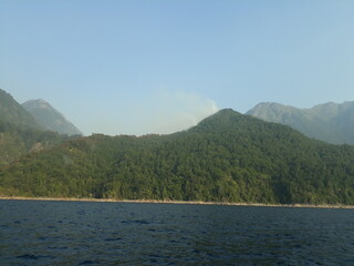 Obraz premium Lago Sur de Chile. Incendio