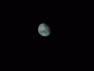 cielo nocturno junto a la luna