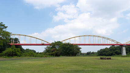 青空と芝生の大地と橋梁