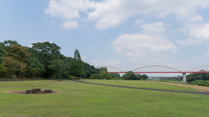 Obraz premium 青空と芝生の大地と橋梁