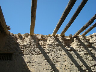 Morillos de madera en techo en ruinas