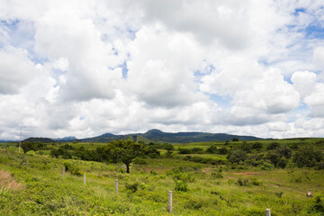 Hermoso paisaje en Morelos México nubes, montañas, campo verde