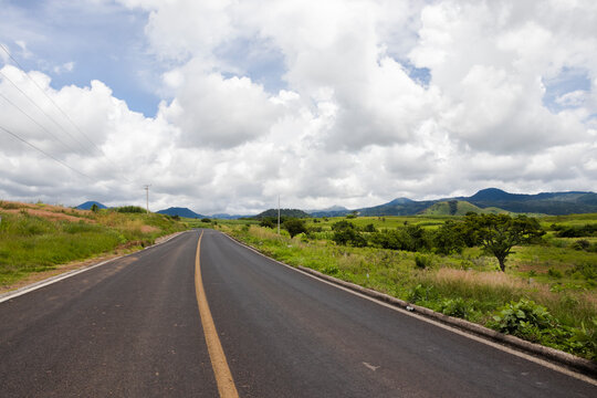 Carretera en campo y nubes morelos m&eacute;xico