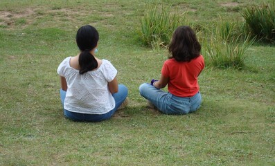 Niñas sentadas