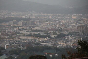 夕暮れ時の京都市の風景