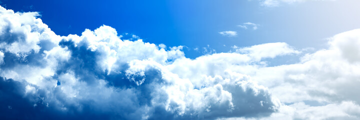 Obraz premium Panoramic image of a beautiful sky with clouds.