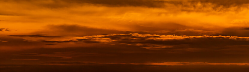 Fototapeta na wymiar 夕日に照らされる長い雲