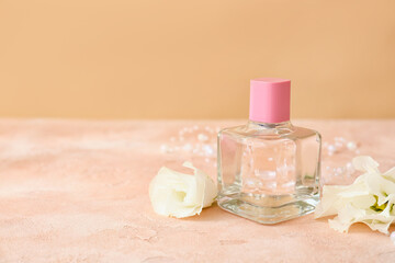Obraz na płótnie Canvas Bottle of perfume on color background